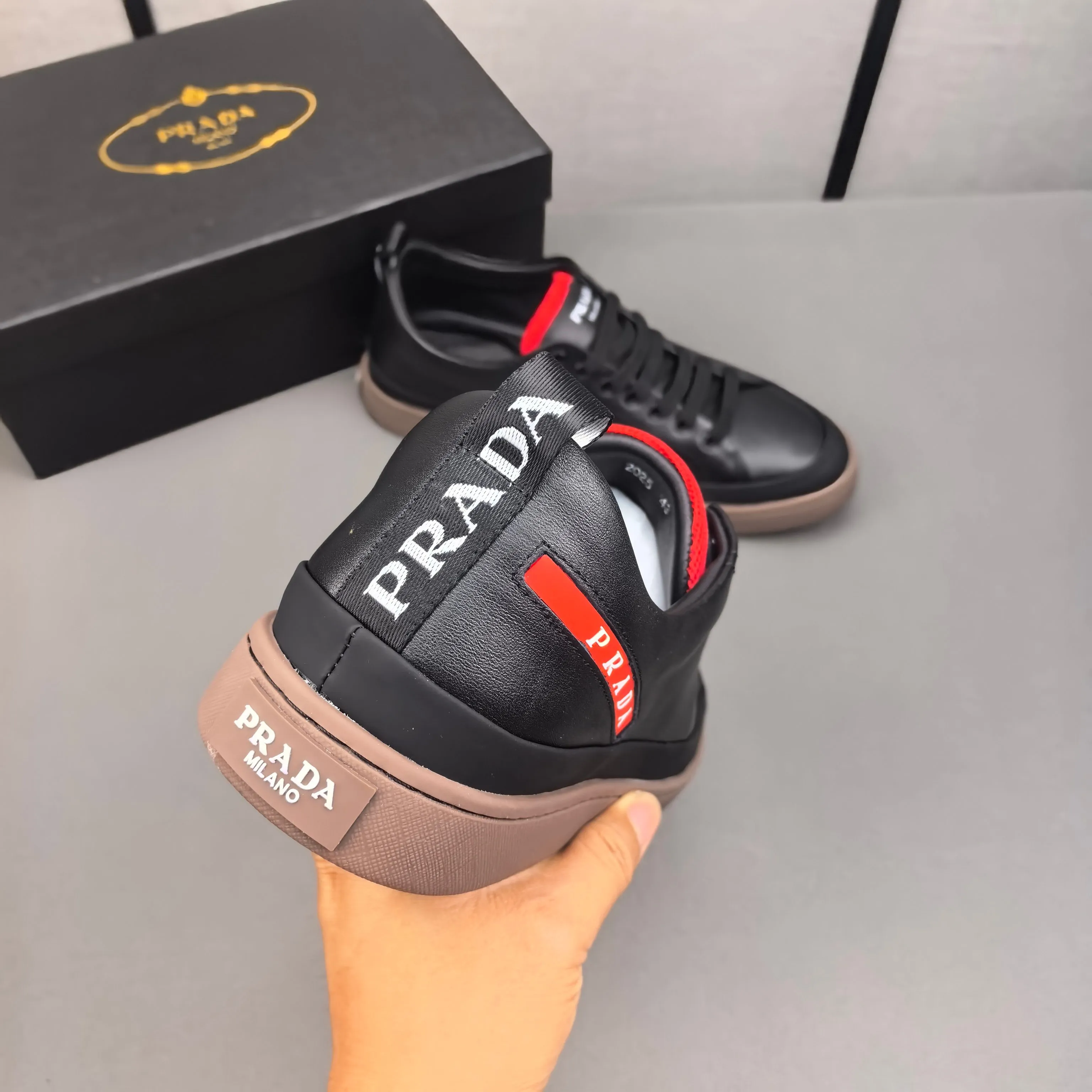 PP400👟👟👟Prada set off the audience! Prada, an international brand that is constantly innovating, this men's casual shoe, the original version, made of cowhide leather at a ratio of one to one at the store, with leather feet and rubber non-slip outsole, breathable and comfortable, quality speaks for itself👄38-44